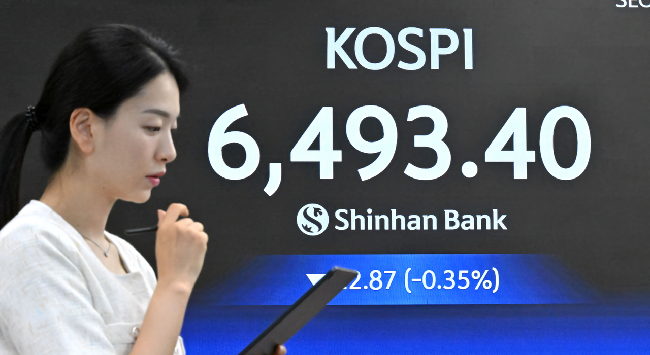21일 오전 서울 중구 신한은행 로비 전광판에 코스피 지수가 6490선을 기록하고 있다. 임세준 기자