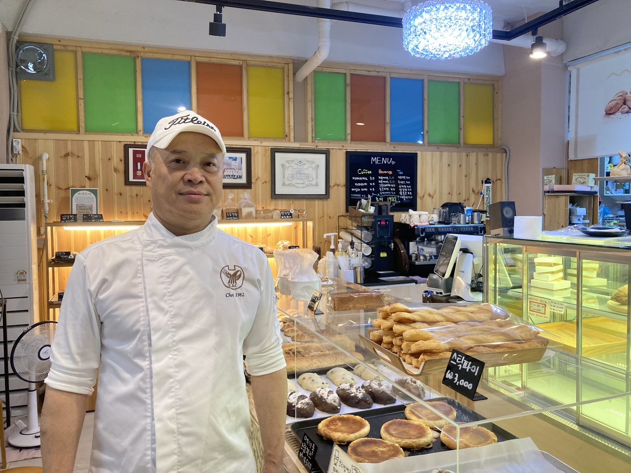 Choi Yong-hyun, who runs the bakery Choi1982 in Yongsan-gu, Seoul, shows off some of his baked goods. (Son In-gyu)