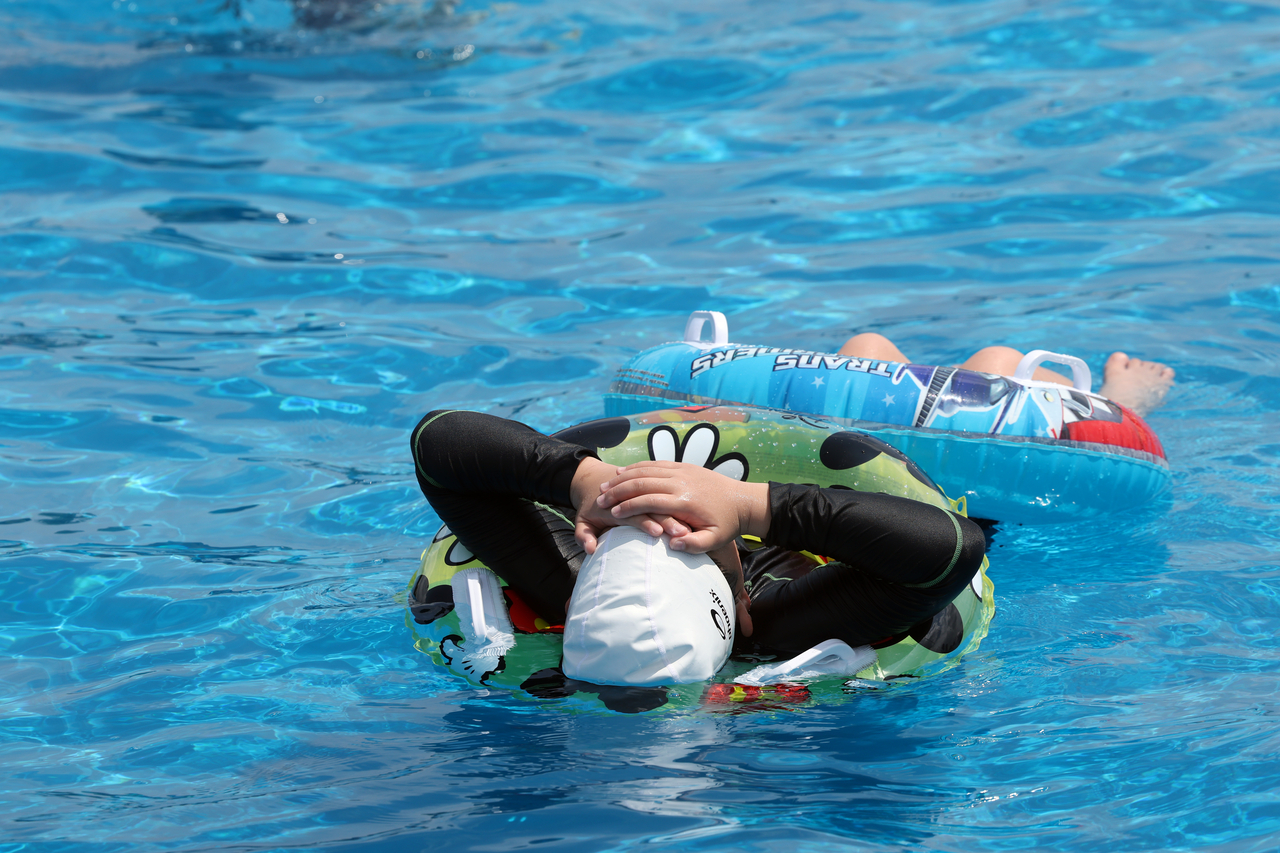 A child plays in the water at the Yeouido Hangang Park swimming pool in Seoul on Friday morning. (Yonhap)