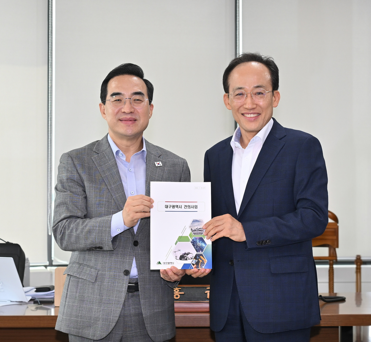 Ministry of Planning and Budget Minister Park Hong-keun (left) and Daegu Mayor Choo Kyung-ho. [Provided by Daegu city government]