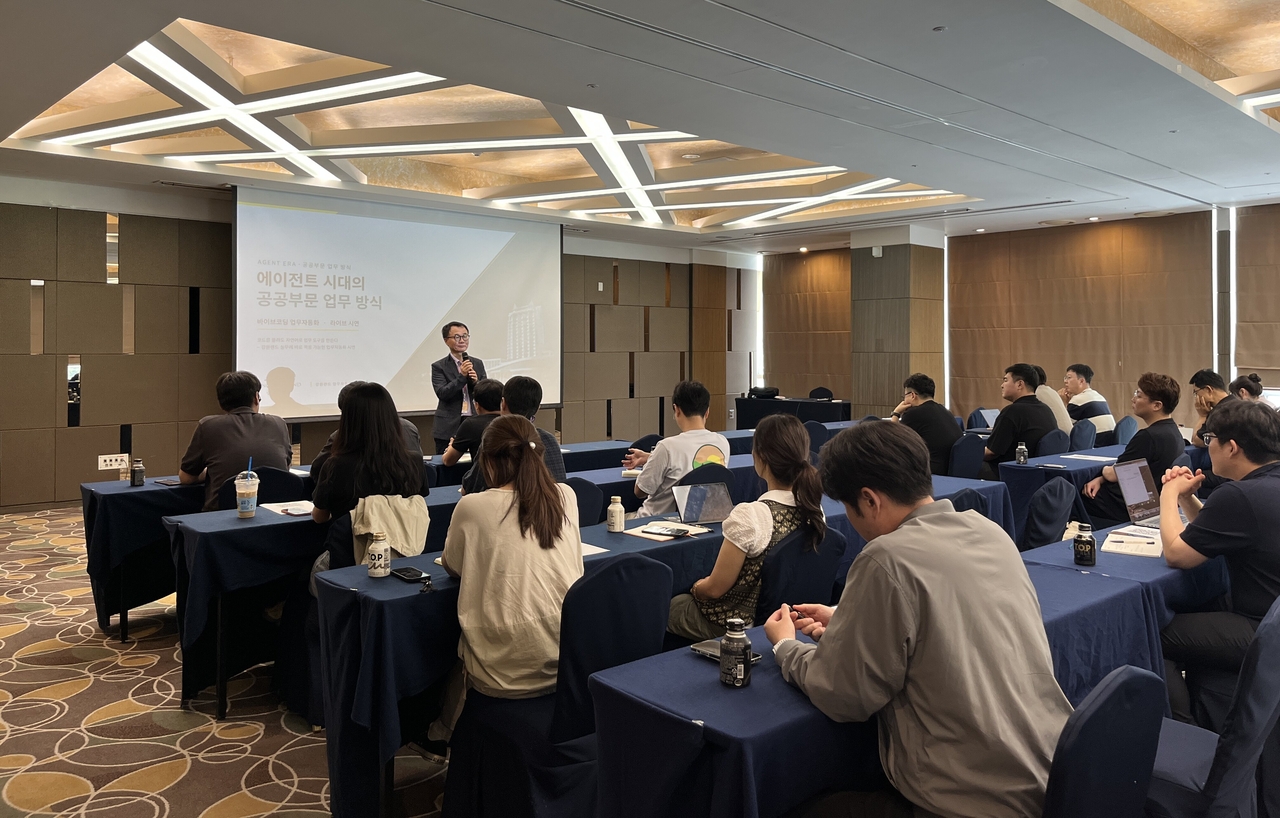 Saltlux CEO Lee Gyeong-il conducts a seminar with Kangwon Land employees on the theme "The Age of AI Explosion and the Future of Public Services" at the company's invitation.