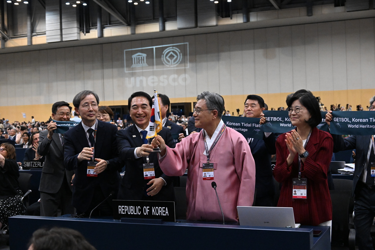 25일 부산에서 열린 제48차 세계유산위원회 본회의에서 ‘한국의 갯벌’의 2단계 확대 등재 결정 직후 기뻐하는 대한민국 관계자들. 허민 국가유산청장(오른쪽 두 번째)과 박수현 충남도지사(왼쪽 두 번째) [국가유산청 제공]
