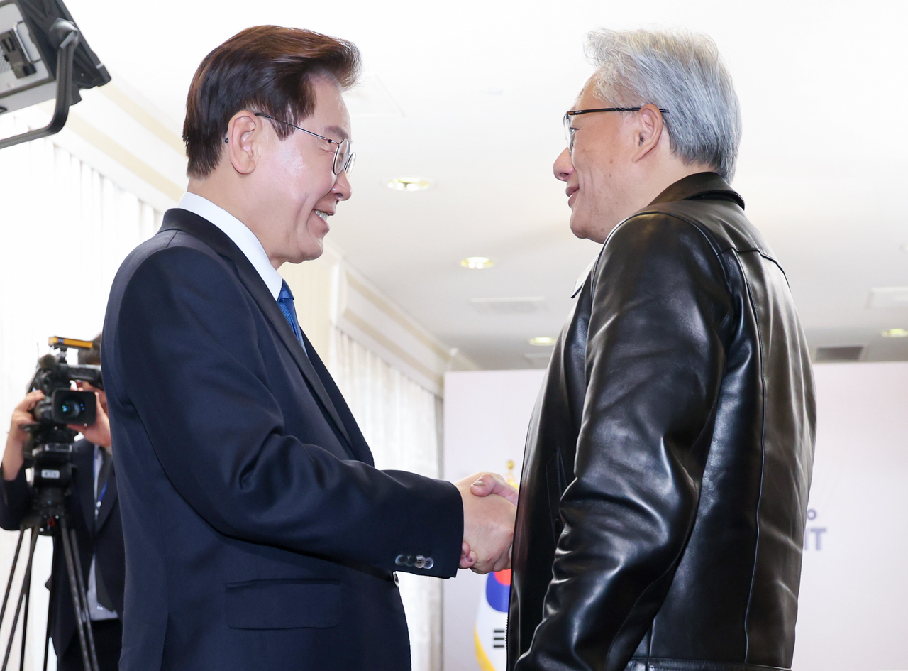 President Lee Jae Myung (left) greets Nvidia Chief Executive Jensen Huang ahead of their meeting in San Francisco on Friday. (Yonhap)