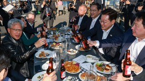 ‘We are family’: Lee toasts AI ties with tech titans over fish and chips