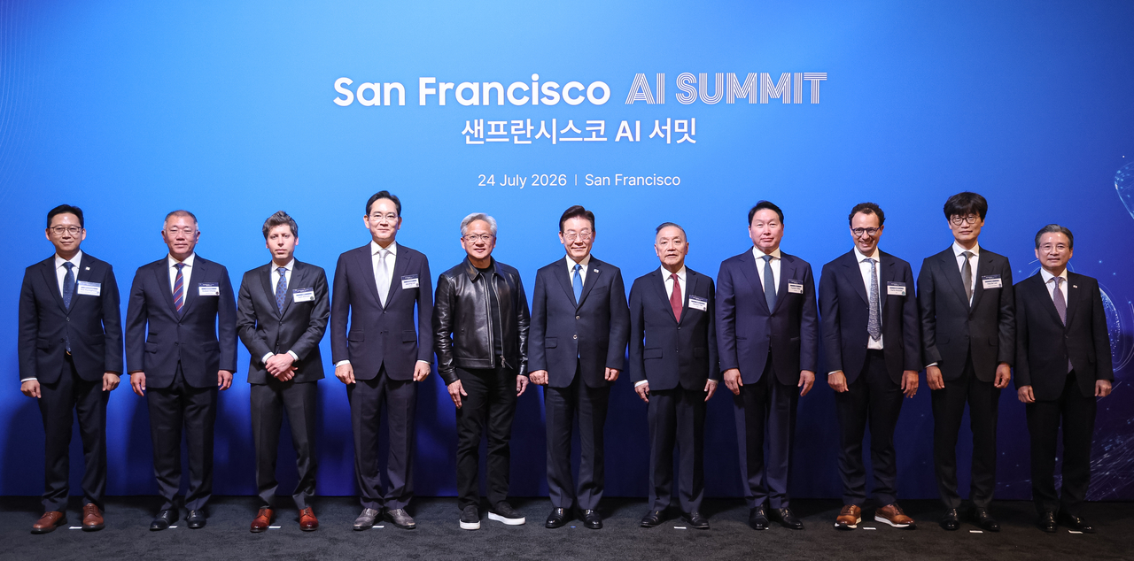 President Lee Jae Myung poses for a photo with global AI leaders during the San Francisco AI Summit at The Midway in San Francisco on Friday. From left are Deputy Prime Minister and Science and ICT Minister Bae Kyung-hoon, Hyundai Motor Group Executive Chair Chung Euisun, OpenAI CEO Sam Altman, Samsung Electronics Executive Chairman Lee Jae-yong, Nvidia CEO Jensen Huang, President Lee, Broadcom CEO Hock Tan, SK Group Chairman Chey Tae-won, Anthropic CEO Dario Amodei, Naver founder and board chairman Lee Hae-jin and presidential policy chief Kim Yong-beom. (Yonhap)
