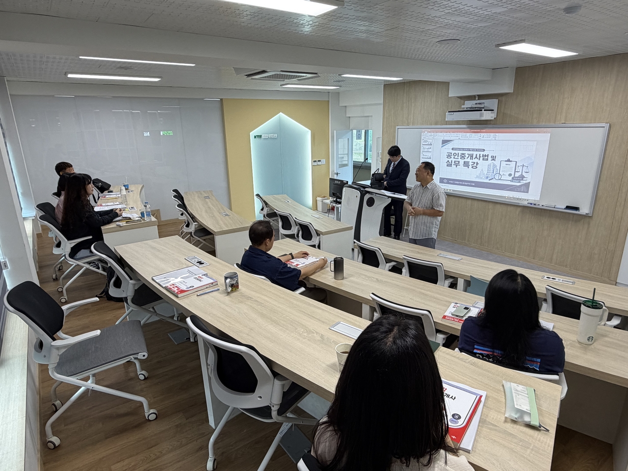 변화를 목전에 두고 부동산중개 분야에서 열공중인 황지정보고 교원들