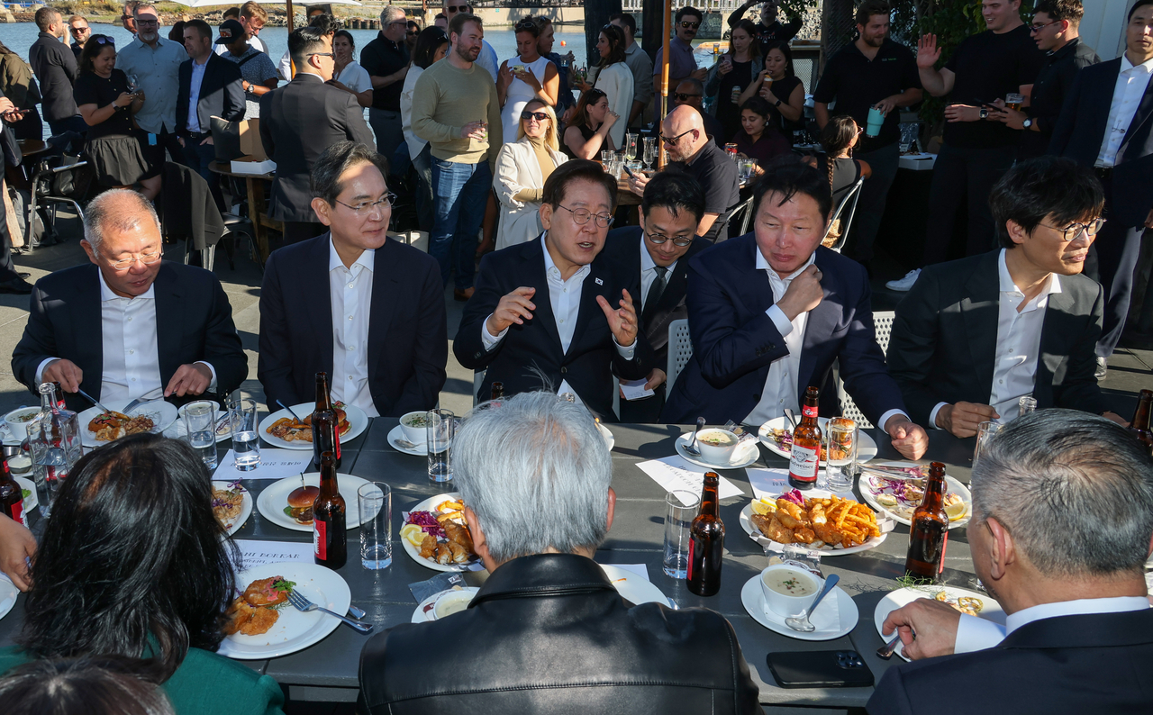 President Lee Jae Myung speaks with business leaders during a dinner at The Ramp restaurant in San Francisco on Friday. (Yonhap)
