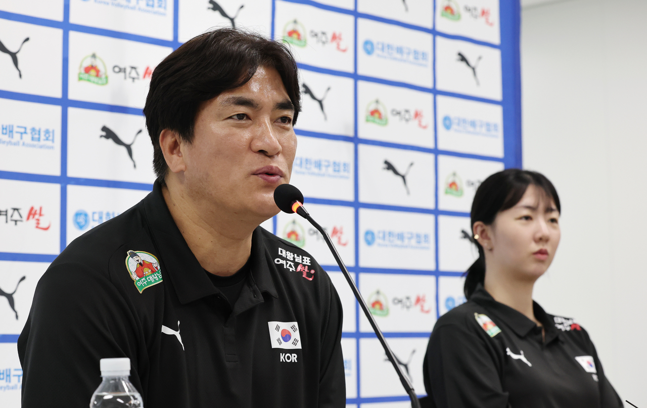 차상현 여자배구 대표팀 감독이 20일 서울 송파구 올림픽회관에서 열린 2026 한국 남녀 배구 국가대표팀 기자회견에서 취재진의 질문에 답변하고 있다. 오른쪽은 여자배구 대표팀 주장인 강소휘 선수 [연합]