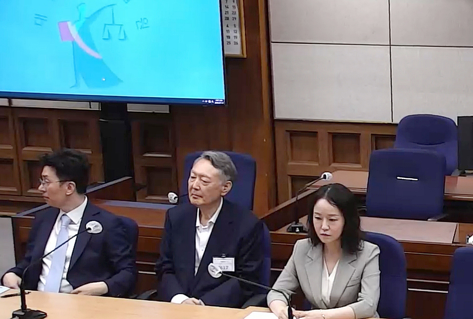 정치 브로커 명태균씨로부터 여론조사를 무상으로 받은 혐의로 기소된 윤석열 전 대통령이 13일 서초구 서울중앙지방법원에서 열린 1심 선고공판에 출석하고 있다. [연합]
