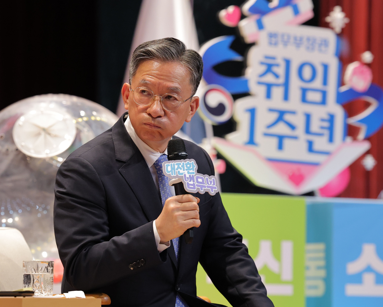 정성호 법무부 장관이 7월 23일 경기 정부과천청사에서 열린 장관과의 토크콘서트에 참석해 직원들의 질문을 듣고 있다. [연합]