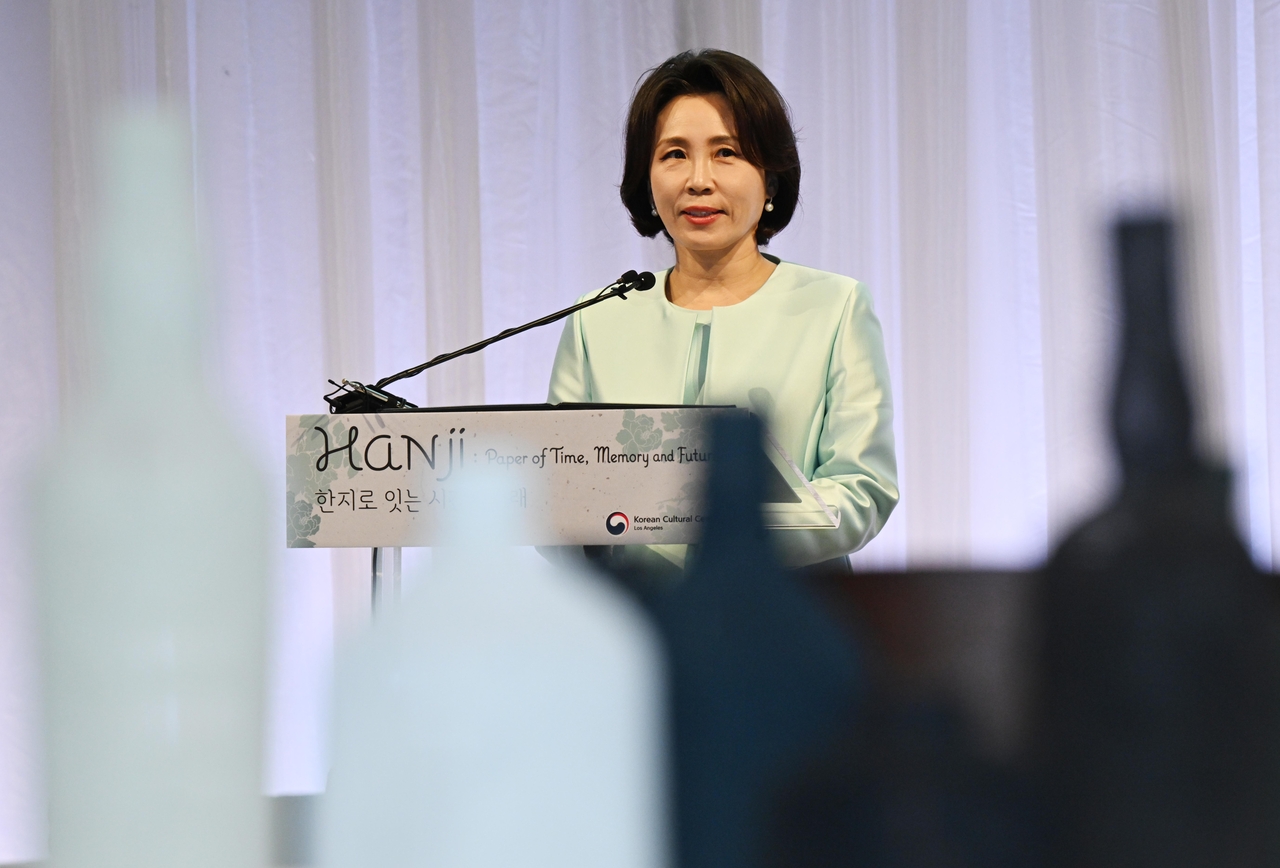 이재명 대통령과 미국을 방문 중인 김혜경 여사가 24일(현지시간) 샌프란시스코 더 펄에서 열린 ‘한지로 잇는 시간과 미래’ 행사에서 발언하고 있다. [연합]