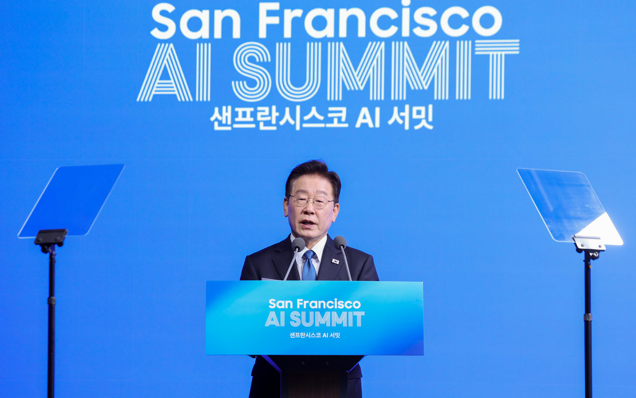 이재명 대통령이 24일(현지시간) 미국 샌프란시스코 더 미드웨이에서 열린 ‘샌프란시스코 AI 서밋’에서 ‘샌프란 AI 선언’을 발표하고 있다. [연합]