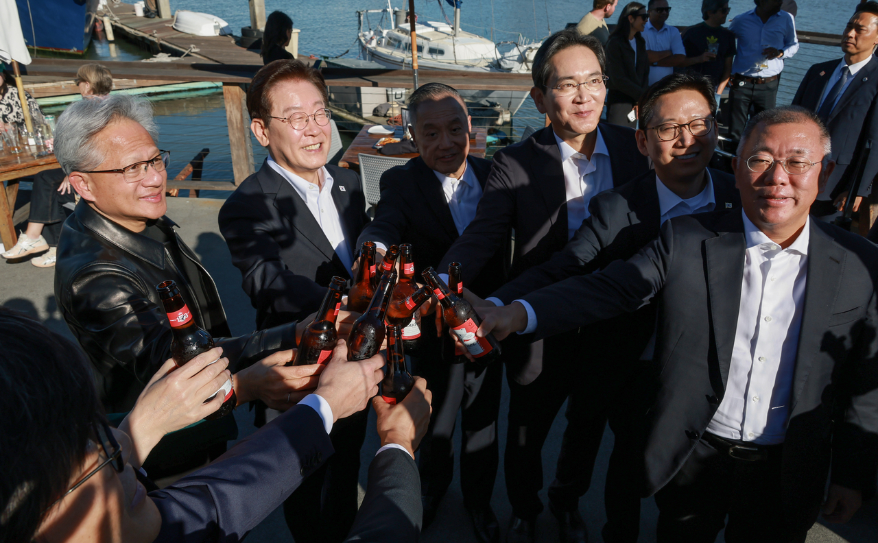 President Lee Jae Myung poses for a photo with attendees at a dinner for global AI leaders held Friday (local time) at The Ramp restaurant in San Francisco. From left: Lee Hae-jin, chairman of Naver's board of directors; Jensen Huang, CEO of Nvidia; President Lee Jae Myung; Hock Tan, president and CEO of Broadcom; Lee Jae-yong, chairman of Samsung Electronics; Bae Kyung-hoon, deputy prime minister and minister of Science and ICT; and Euisun Chung, chairman of Hyundai Motor Group. [Yonhap]