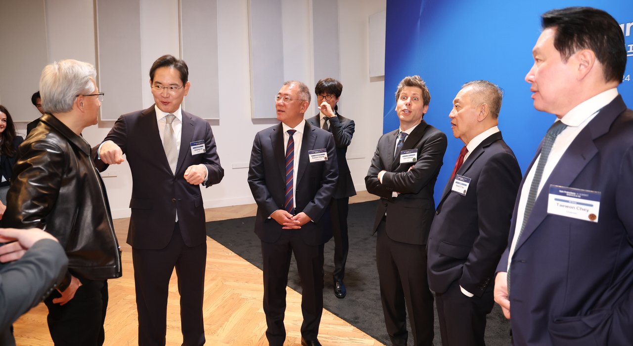 젠슨 황 엔비디아 최고경영자(왼쪽부터), 이재용 삼성전자 회장, 정의선 현대차그룹 회장, 이해진 네이버 이사회 의장, 샘 올트먼 오픈AI 최고경영자, 혹 탄 브로드컴 최고경영자, 최태원 SK 회장이 24일(현지시간) 미국 샌프란시스코 더 미드웨이에서 이재명 대통령이 참석한 가운데 열린 ‘샌프란시스코 AI 서밋’에서 대화하고 있다. [연합]