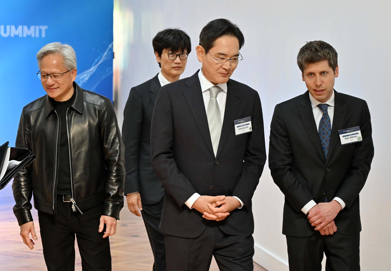 샘 올트먼 오픈AI 최고경영자(오른쪽부터), 이재용 삼성전자 회장, 이해진 네이버 이사회 의장, 젠슨 황 엔비디아 최고경영자가 24일(현지시각) 미국 샌프란시스코 더 미드웨이에서 열린 샌프란시스코 AI서밋에 입장하고 있다. [연합]
