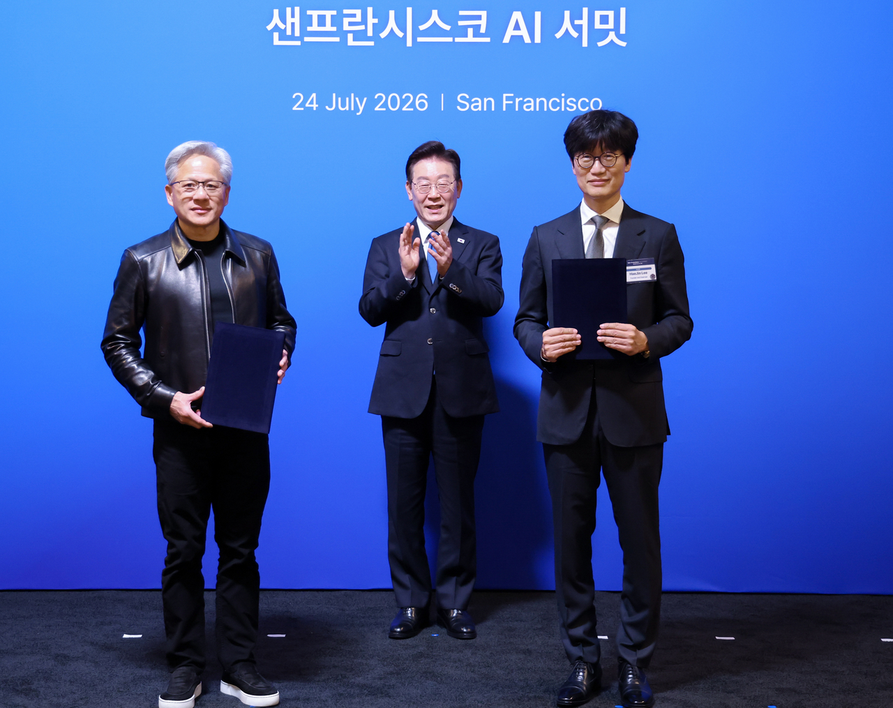 이해진 네이버 이사회 의장과 젠슨 황 엔비디아 최고경영자가 24일(현지시간) 이재명 대통령이 임석한 가운데 미국 샌프란시스코 더 미드웨이에서 열린 AI 서밋에서 글로벌 AI 팩토리 구축을 위해 지분 투자 유치에 관한 전략적 투자협약을 체결한 뒤 기념촬영을 하고 있다. [연합]