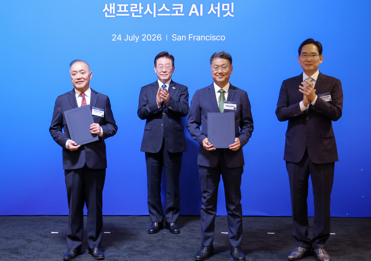 한진만 삼성전자 파운드리 사장과 혹 탄 브로드컴 최고경영자가 24일(현지시간) 이재명 대통령이 임석한 가운데 미국 샌프란시스코 더 미드웨이에서 열린 AI 서밋에서 첨단 반도체 기술 분야 전략적 파트너십 업무협약을 체결한 뒤 기념 촬영을 하고 있다. 오른쪽은 이재용 삼성전자 회장. [연합]