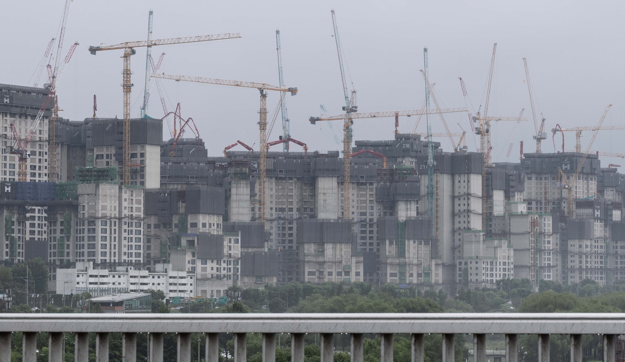 An apartment reconstruction complex in Gangnam-gu, Seoul, seen Wednesday afternoon. [The Herald Business DB]