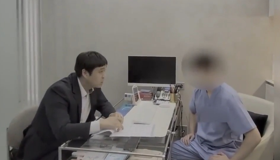 프로포폴 등을 불법으로 투약해 준 의사와 해당 의원에 대해 서울경찰청 마약범죄수사대가 지난 4월 27일 압수수색 영장을 제시하는 장면. [서울경찰청]