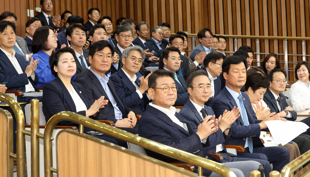 Democratic Party lawmakers gather at a general assembly to discuss the revision to the Criminal Procedure Act to remove the prosecution's investigative power on Tuesday. (Pool photo via Yonhap)