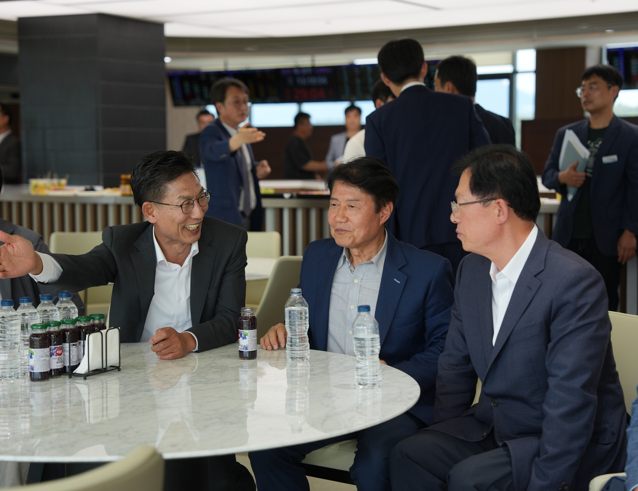 김병삼 영천시장(왼쪽부터), 우희종 한국마사회 회장, 이만희 국회의원.[영천시 제공]