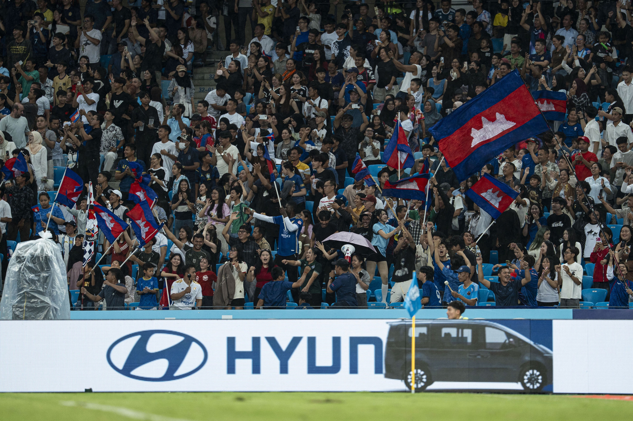 아세안 현대컵 개막전을 찾은 동남아시아 축구 팬들이 응원전을 펼치고 있다. 관중석 아래 전광판에는 현대차 로고가 노출돼 있다. [현대차 제공]