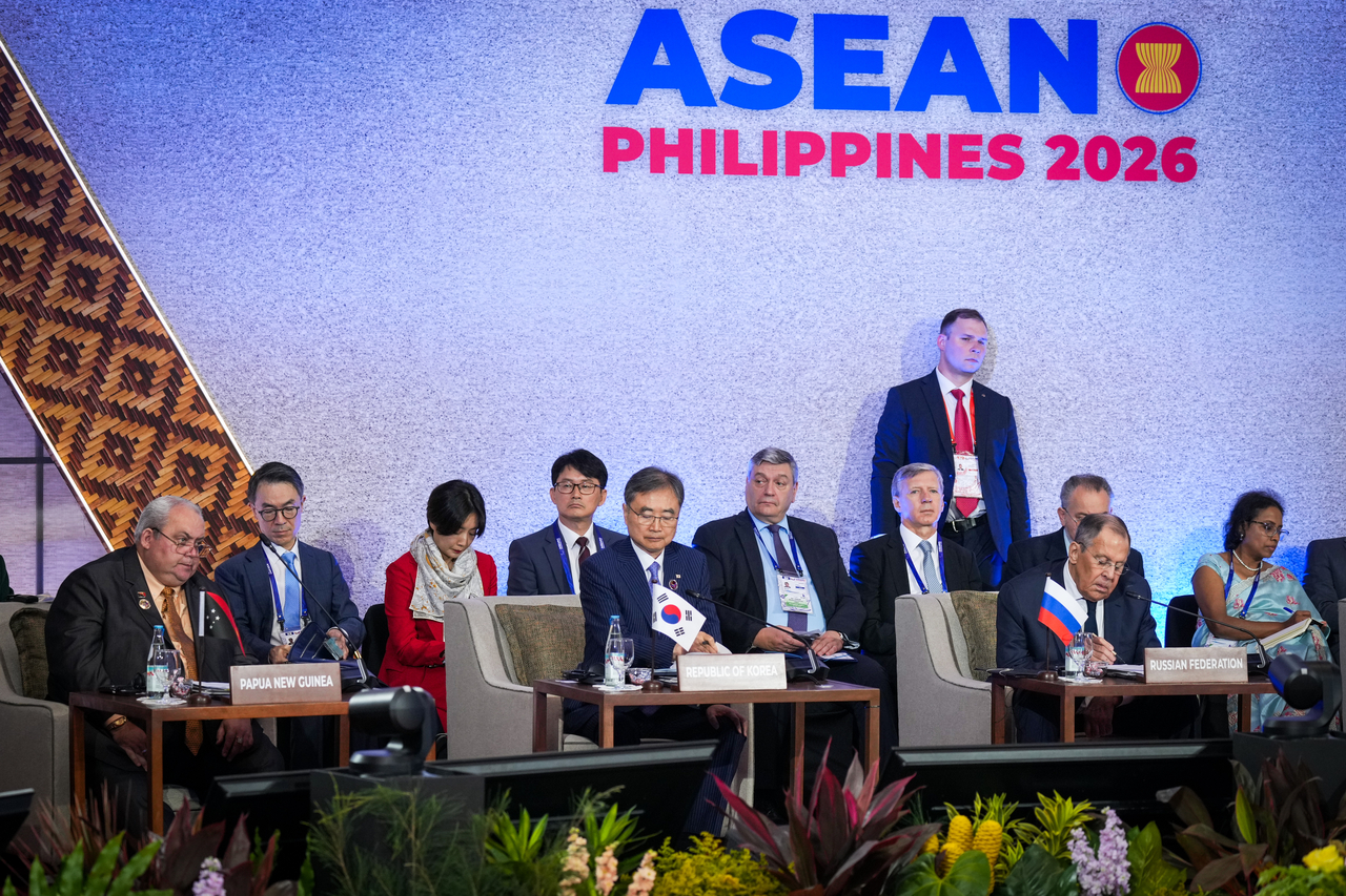 This photo, released by the foreign ministry on July 23  shows Foreign Minister Cho Hyun (fifth from left) attending this year's ASEAN Regional Forum in Manila.  (Yonhap)