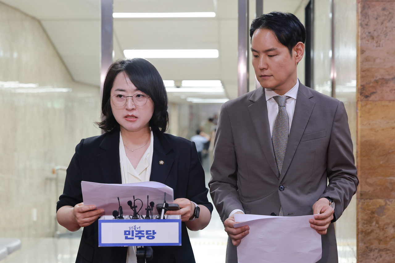 Democratic Party Reps. Lee Ju-hee and Kim Han-kyu on Friday announced plans to put a revision to the Criminal Procedure Act to a party-line vote once the bill is forwarded to the plenary session of the National Assembly. (Yonhap)