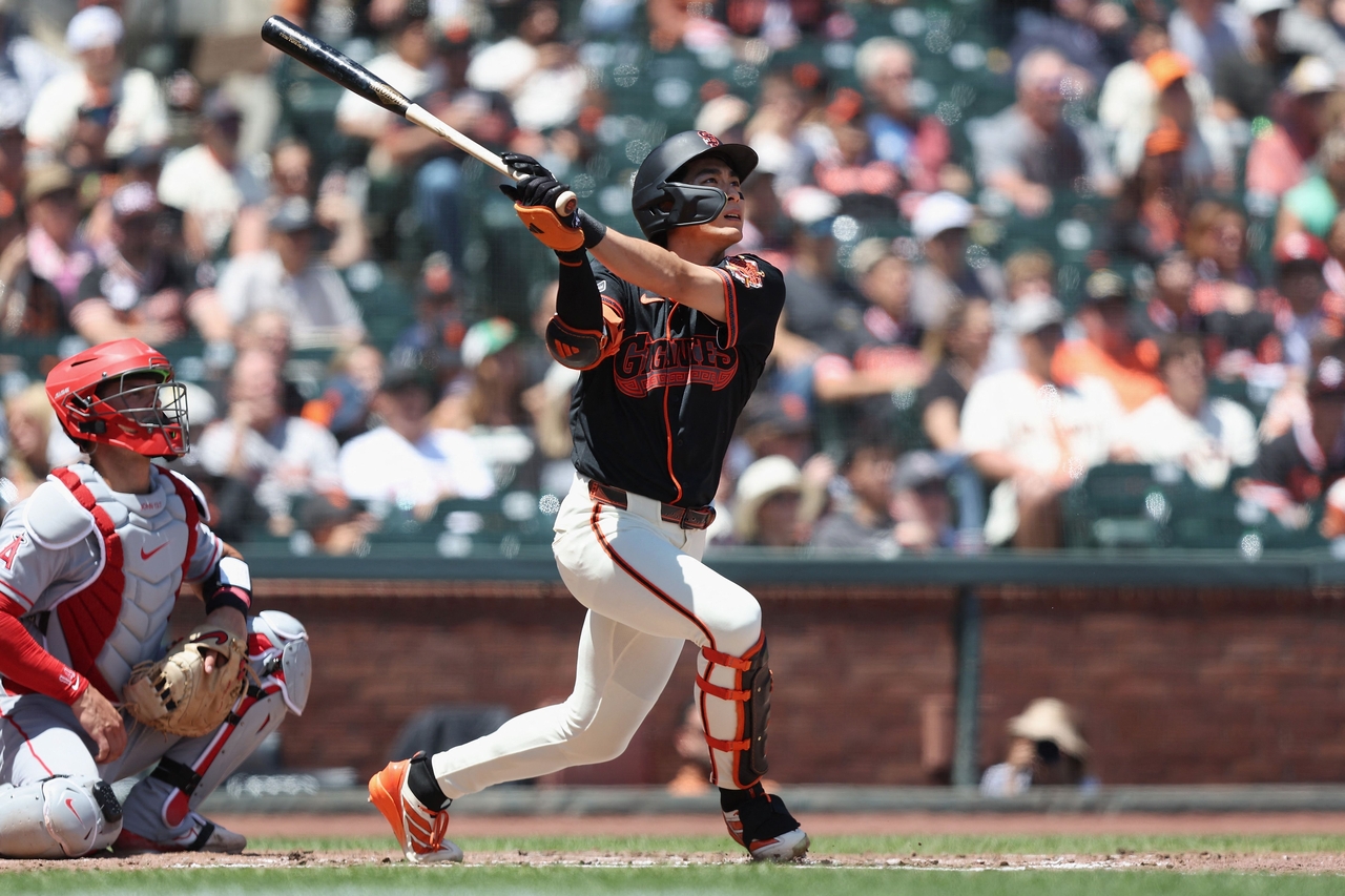 Lee Jung-hoo of the San Francisco Giants hits a three-run home run against the Los Angeles Angels, at Oracle Park in San Francisco, Saturday.   (AFP-Yonhap)