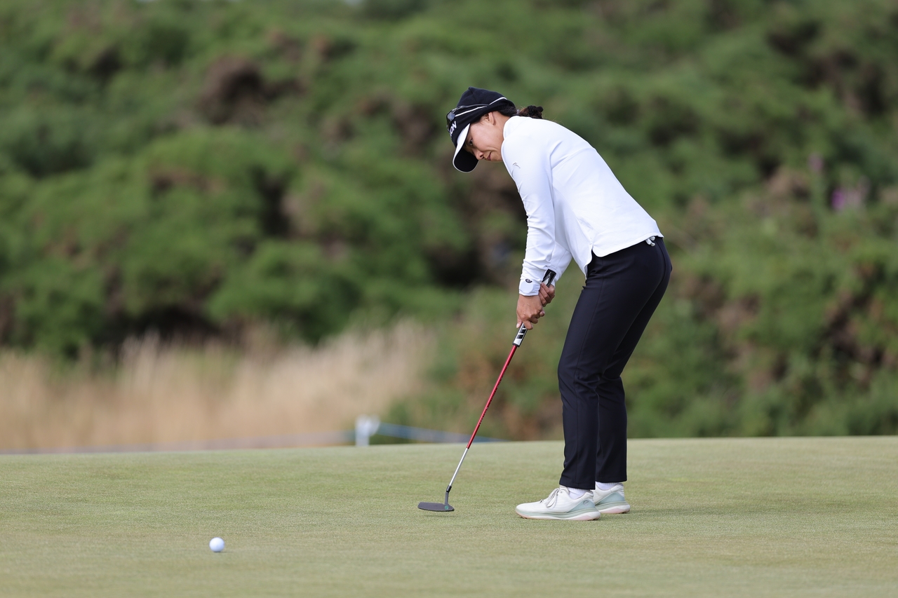 Shin Ji-eun makes a putt during the Women's Scottish Open, at Dundonald Links in Ayrshire, Scotland, Friday.   (AP-Yonhap)
