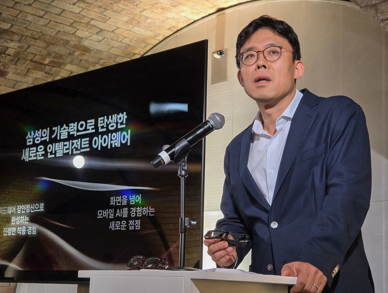 23일(현지 시간) 영국 런던 올드 빌링스케이트에서 열린 스마트안경(인텔리전트 아이웨어) 브리핑에서 최재인 삼성전자 모바일경험(MX) 사업부 XR 개발팀장(부사장)이 브리핑하고 있다. [삼성전자 제공]