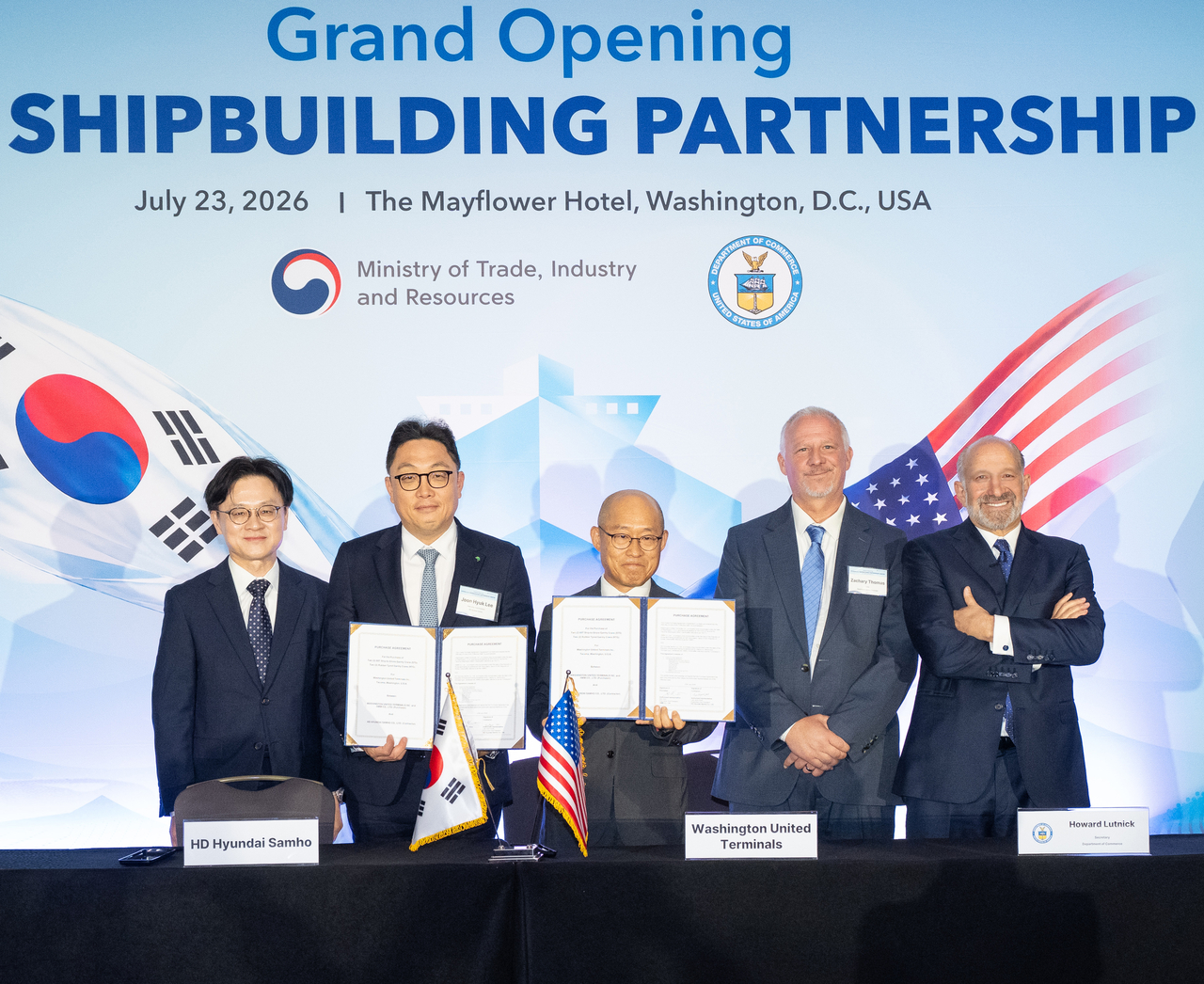 From left: Kim Jung-kwan, Korea's Minister of Trade, Industry and Energy; Lee Joon-hyuk, senior director of HD Hyundai Samho; Kim Shin, senior vice president for the Americas at HMM; Zachary Thomas, CEO of WUT; and Howard Lutnick,  US Commerce Secretary, pose for a photo after signing the port crane supply agreement at the Mayflower Hotel, Washington, Thursday. (HD Hyundai Samho)