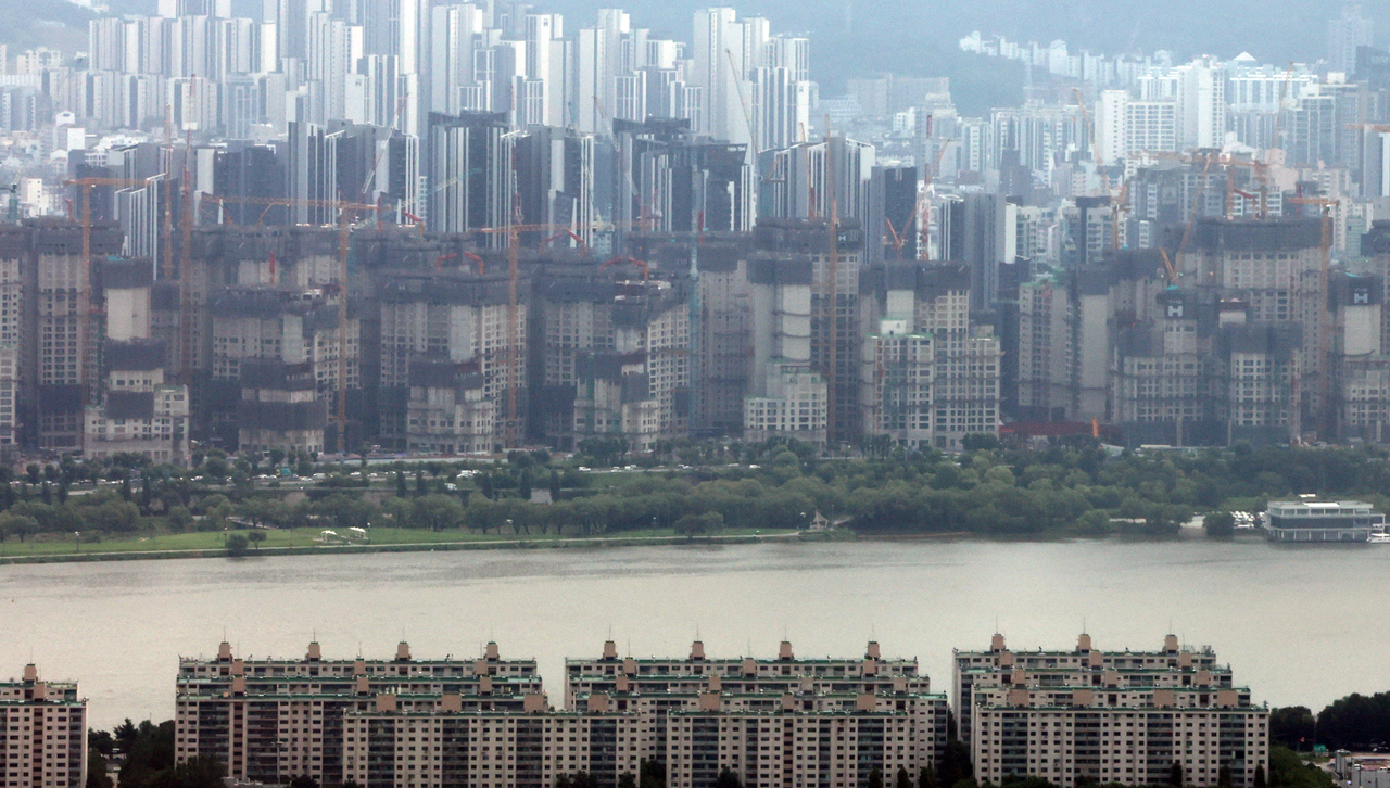 This photo taken Thursday shows apartment complexes in Seoul. (Yonhap)