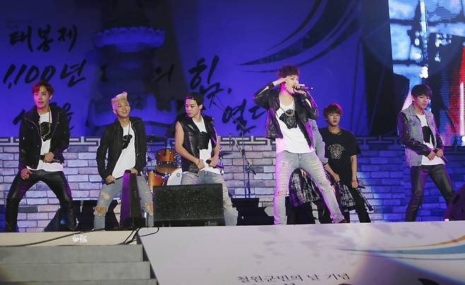 BTS performs at the Taebong Festival in Cheorwon on October 10, 2014. (Cheorwon County)