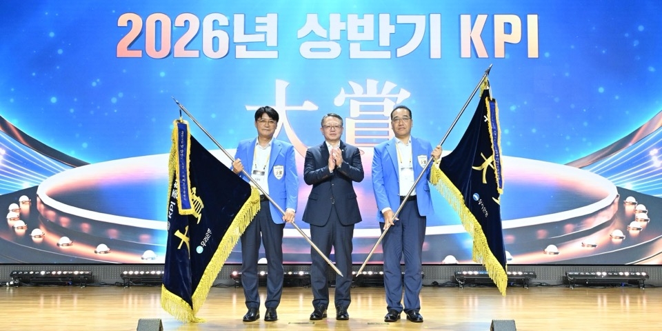 24일 서울 회현동 우리은행 본점에서 열린 ‘2026 하반기 경영전략회의’에서 정진완(가운데) 우리은행장이 상반기 KPI 대상 수상 지점장들과 기념촬영을 하고 있다.[우리은행 제공]