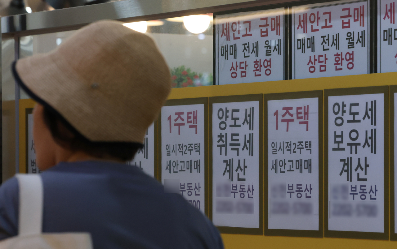 A tax information notice is posted at a real estate agency in Songpa-gu, Seoul. [Yonhap]