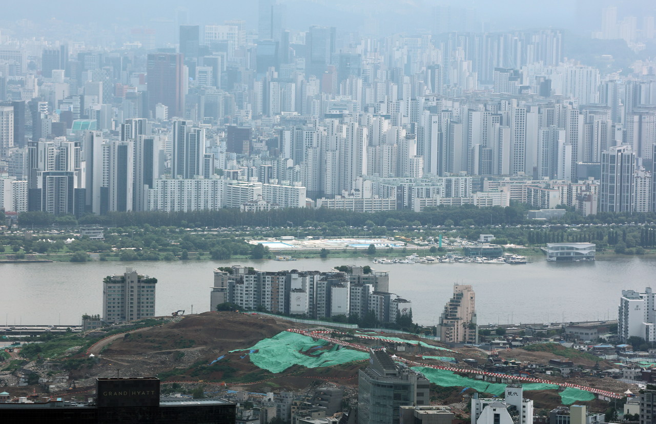 서울 용산구 한 재개발 예정지와 강남 아파트 모습. [연합]