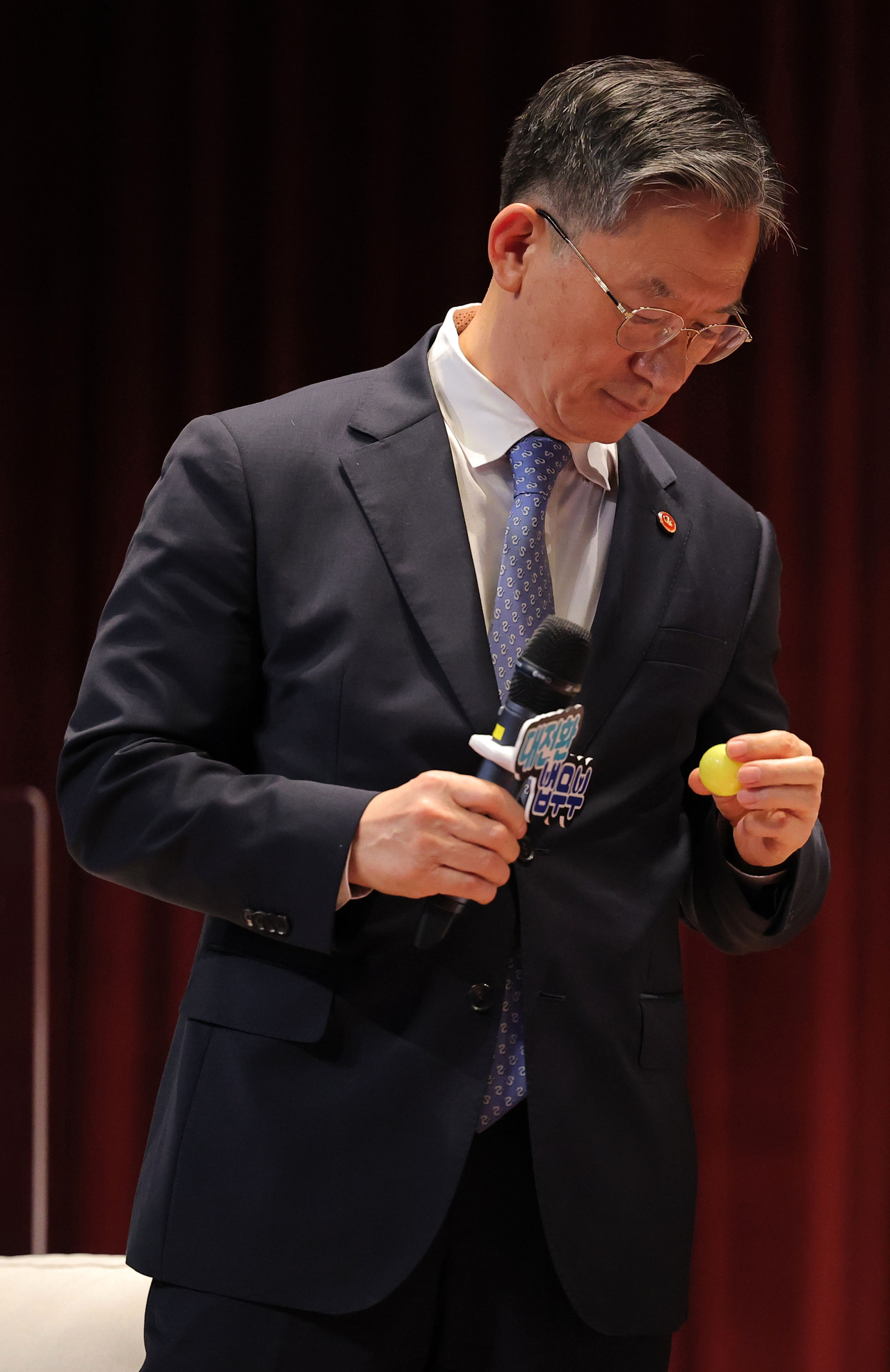 검찰 보완수사권 폐지를 앞두고 정성호 법무부 장관이 재차 강하게 사의를 표명한 것으로 알려졌다. [연합]