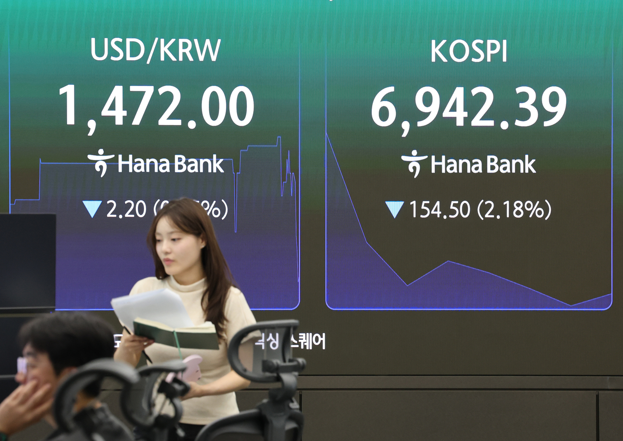 24일 서울 중구 하나은행 본점 딜링룸에서 한 딜러가 자리로 향하고 있다. [연합]