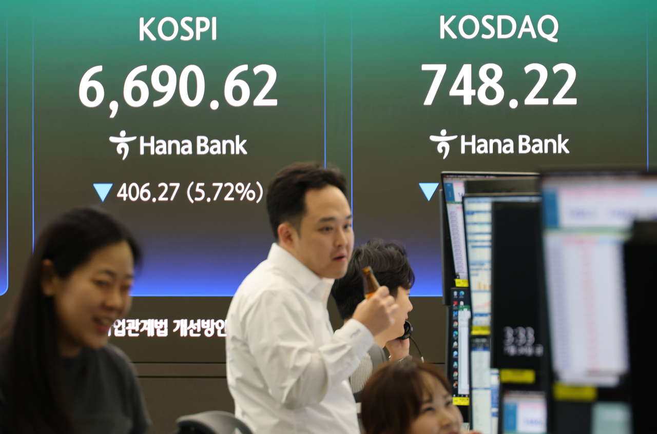 24일 서울 하나은행 본점에서 직원들이 증시와 환율을 모니터하고 있다. [연합]