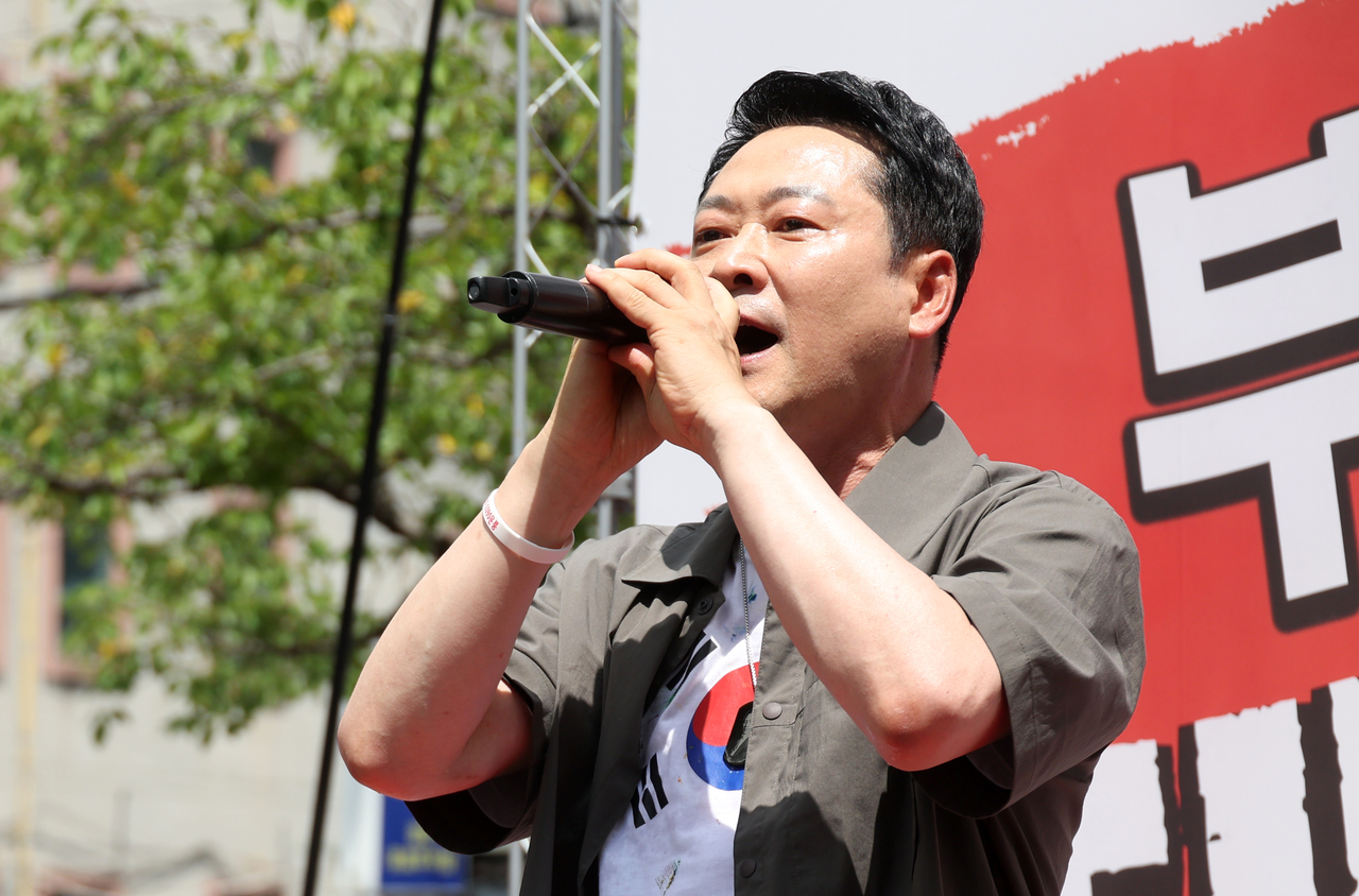 장동혁 국민의힘 대표가 25일 오후 경남 김해시 내동 거북공원에서 열린 6·3 참정권 침해 규탄 김해시민 집회에서 연설하고 있다. [연합]