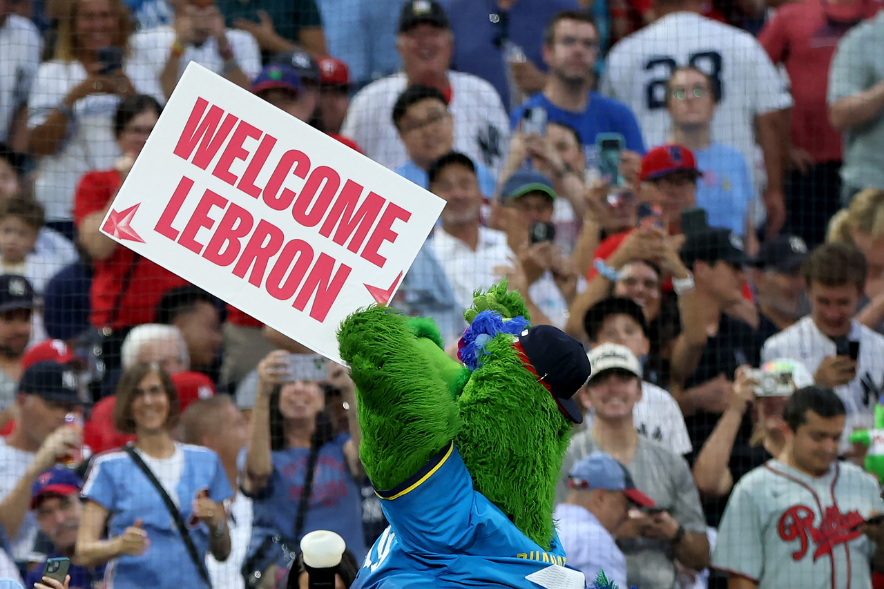MLB Philadelphia Phillies' official mascot Phillie Phanatic, holds up a sign welcoming LeBron James to NBA Philadelphia 76ers, at Citizens Bank Park in Philadelphia, Friday. (AFP-Yonhap)