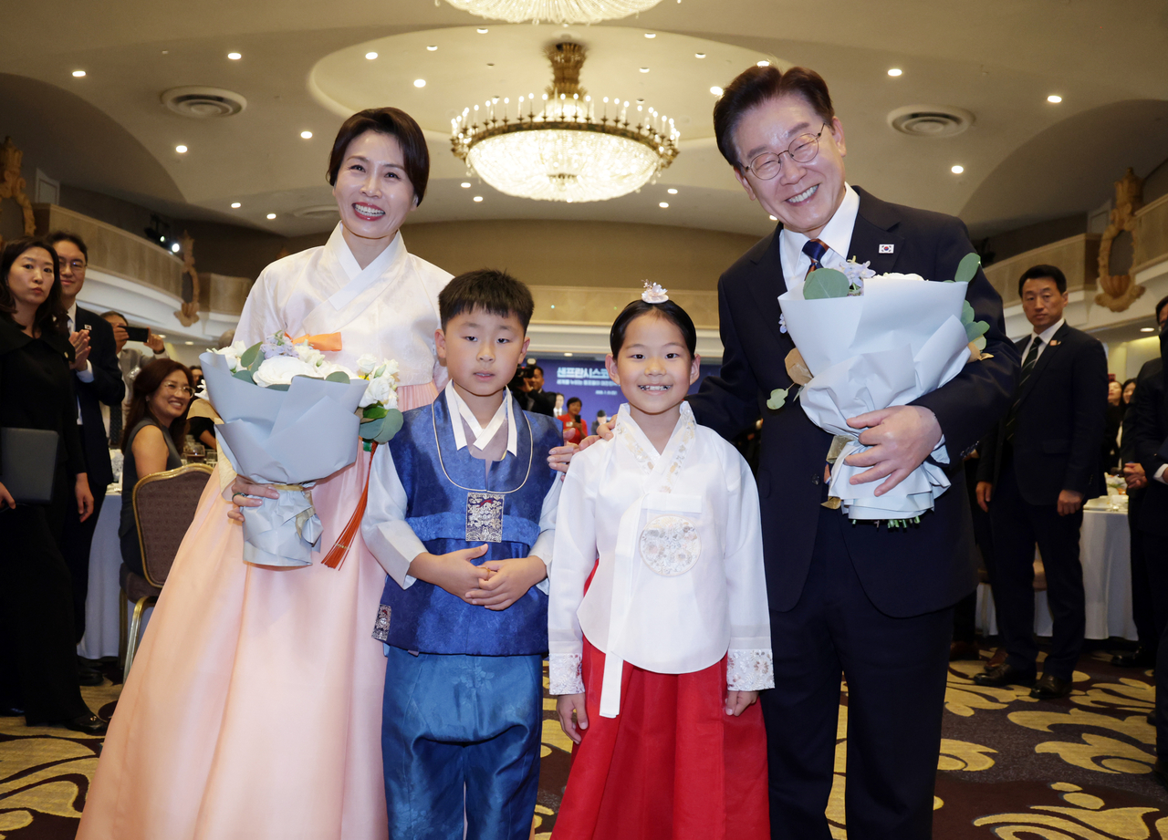 이재명 대통령과 김혜경 여사가 25일(현지시간) 샌프란시스코 한 호텔에서 열린 동포 오찬간담회에서 화동과 기념촬영을 하고 있다. [연합]