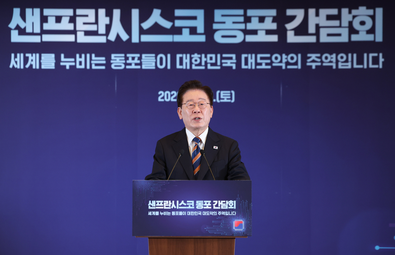 이재명 대통령이 25일(현지시간) 샌프란시스코 한 호텔에서 열린 동포 오찬간담회에서 인사말을 하고 있다. [연합]