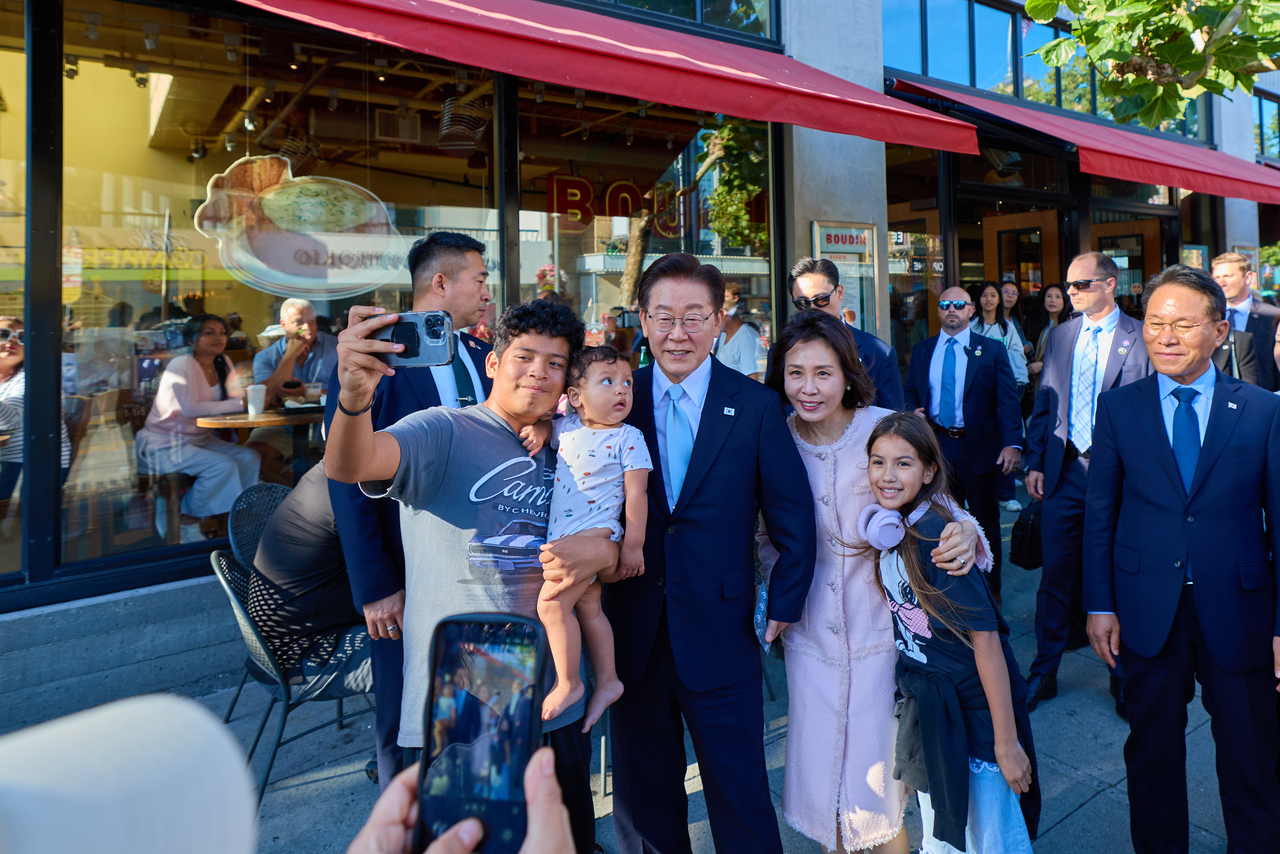 미국·남미 순방에 나선 이재명 대통령과 김혜경 여사가 25일(현지시간) 미국 샌프란시스코 피어39를 방문해 방문객들과 기념촬영을 하고 있다. [연합]