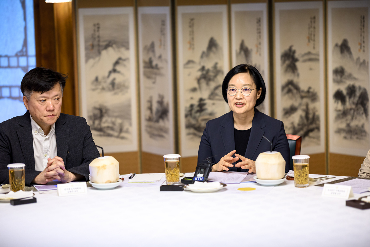 한성숙 국무총리가 26일 서울 종로구 삼청동 총리공관에서 국토대전환 자문단과 함께한 열린 브런치에서 인공지능(AI)과 지역균형 성장을 주제로 의견을 나누고 있다. [연합]