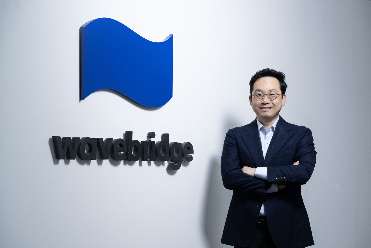 오종욱 웨이브릿지 대표가 지난 5월13일 서울 중구 웨이브릿지 본사에서 포즈를 취하고 있다. 임세준 기자