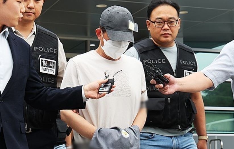 2025년 9월 11일 인천에서 틱토커인 20대 여성 B씨를 폭행하고 살해해 살인 및 사체유기 혐의로 구속영장이 청구된 A씨가 16일 구속 전 피의자 심문(영장실질심사)에 출석하기 위해 경기도 용인동부경찰서에서 나오고 있다. [연합]