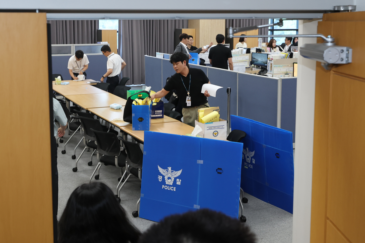 Investigators from the joint police-prosecution task force conduct a search and seizure at the National Election Commission's integrated election operations center in Gwacheon, Gyeonggi Province, on July 11, as part of a probe into a ballot shortage during the June 3 local elections. [Newsis]