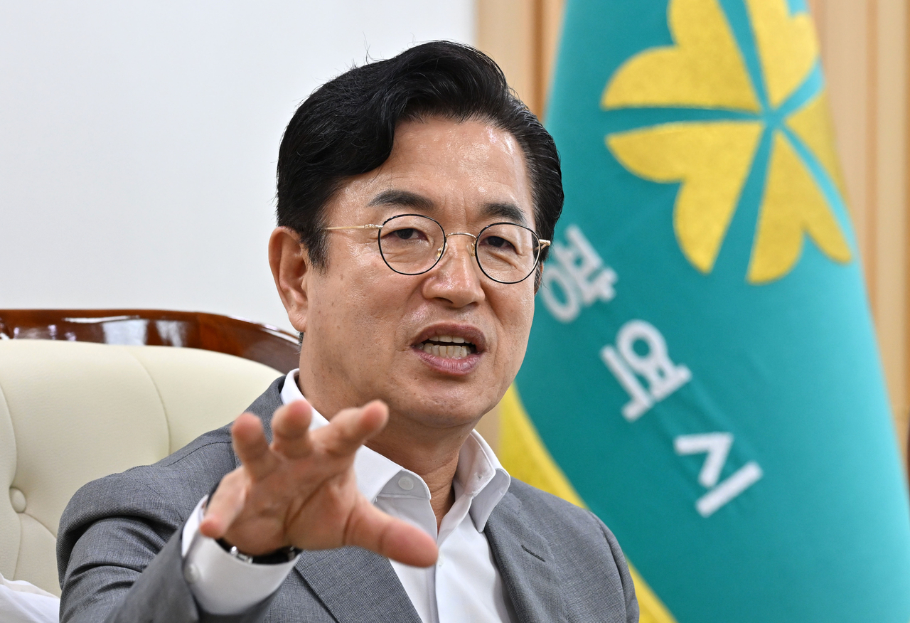허태정 대전시장이 지난달 13일 오후 대전시청 내 접견실에서 헤럴드경제와 인터뷰를 하고 있다. 그는 “재정을 정상화시켜 시민의 민생을 회복시키겠다”고 했다. 대전=임세준 기자